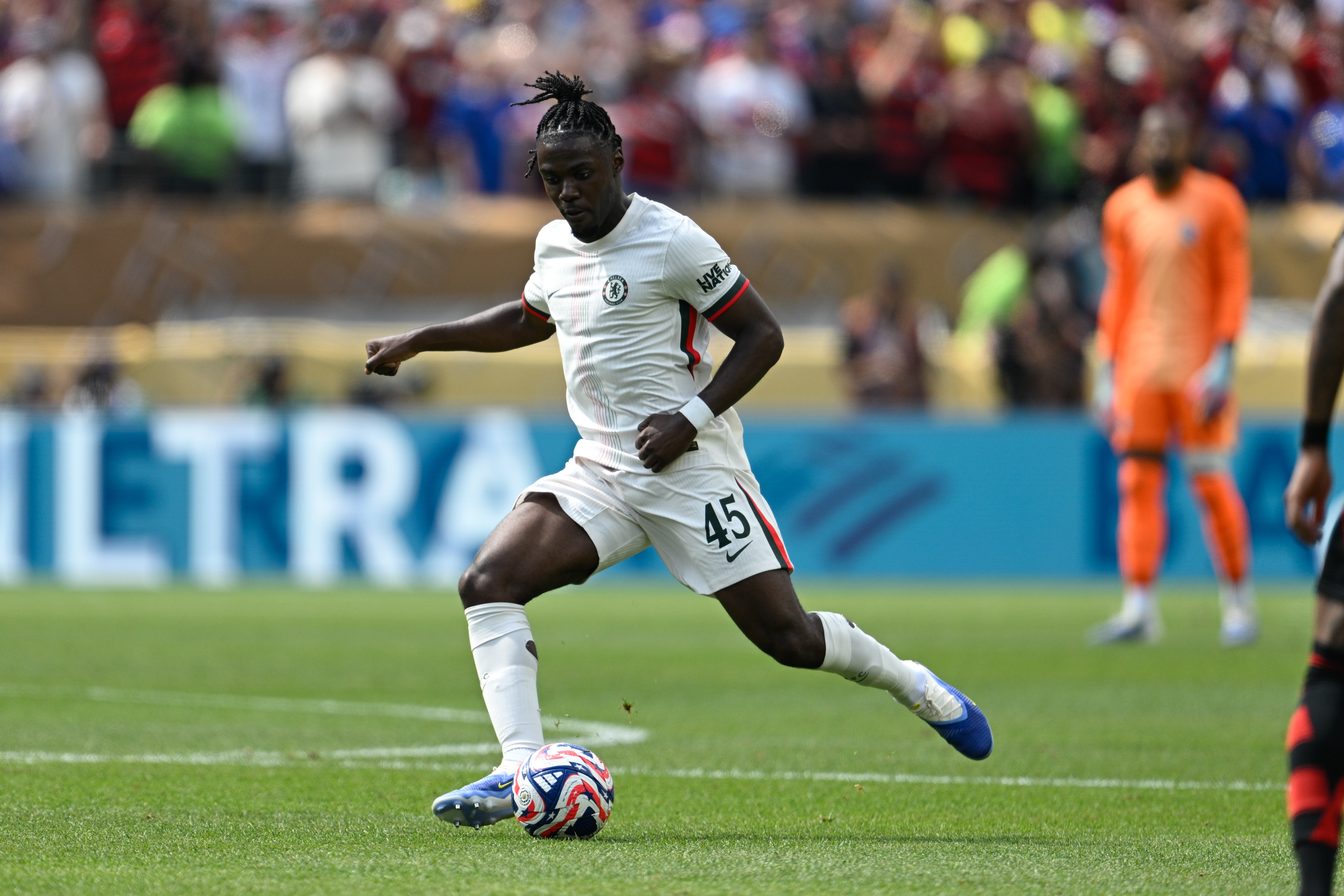 半岛体育官网-6210万玻璃人！22岁拉维亚加盟切尔西后9次受伤，2年半仅出场30次