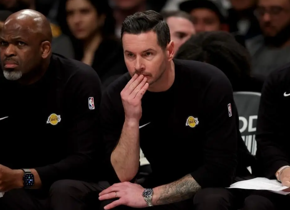 半岛体育-湖人3人末节摧毁比赛！雷迪克胡乱用人暂停，八村垒东契奇灾难性